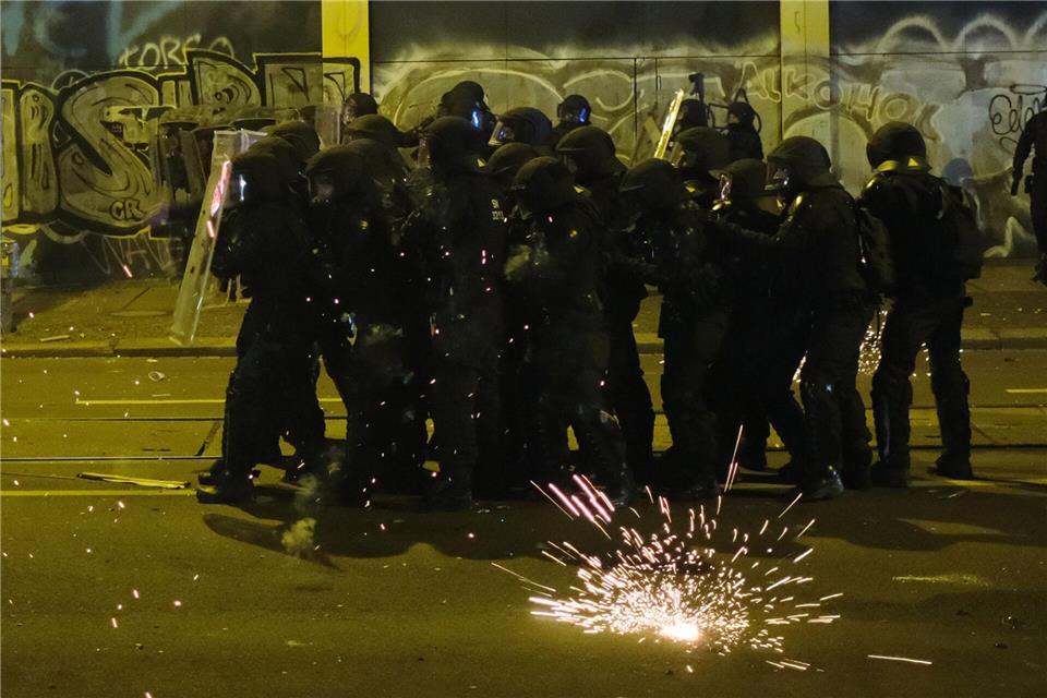 Auch das war Silvester: Angriffe auf die Polizei wie hier in Leipzig.Sebastian Willnow/dpa