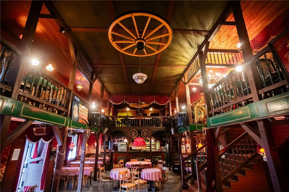 Auch dem Saloon in der Westernstadt Old Texas Town droht der Abriss. (Archivbild)Christoph Soeder/dpa