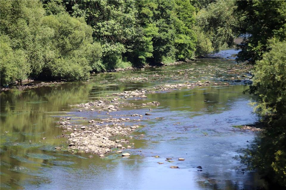 Auch dem Weser-Quellfluss Fulda fehlt Wasser. (Archivbild)Stefan Rampfel/dpa