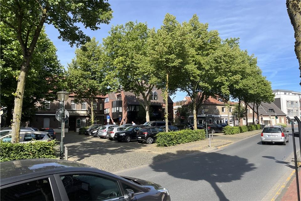 Auch den Kirchplatz an St. Martin haben die Planer bei ihren Untersuchungen in den Blick genommen. In direkter Nähe sollen übergangsweise 24 zusätzliche Parkplätze entstehen.