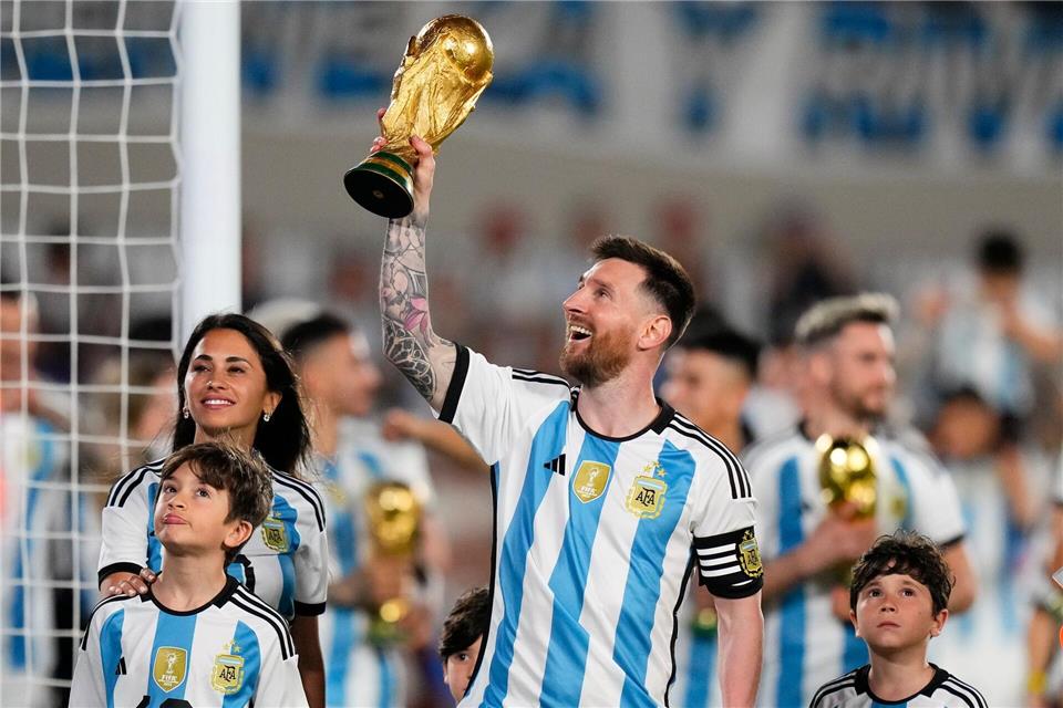 Auch den WM-Titel feierte er mit seiner Frau und den Kindern.Natacha Pisarenko/AP/dpa