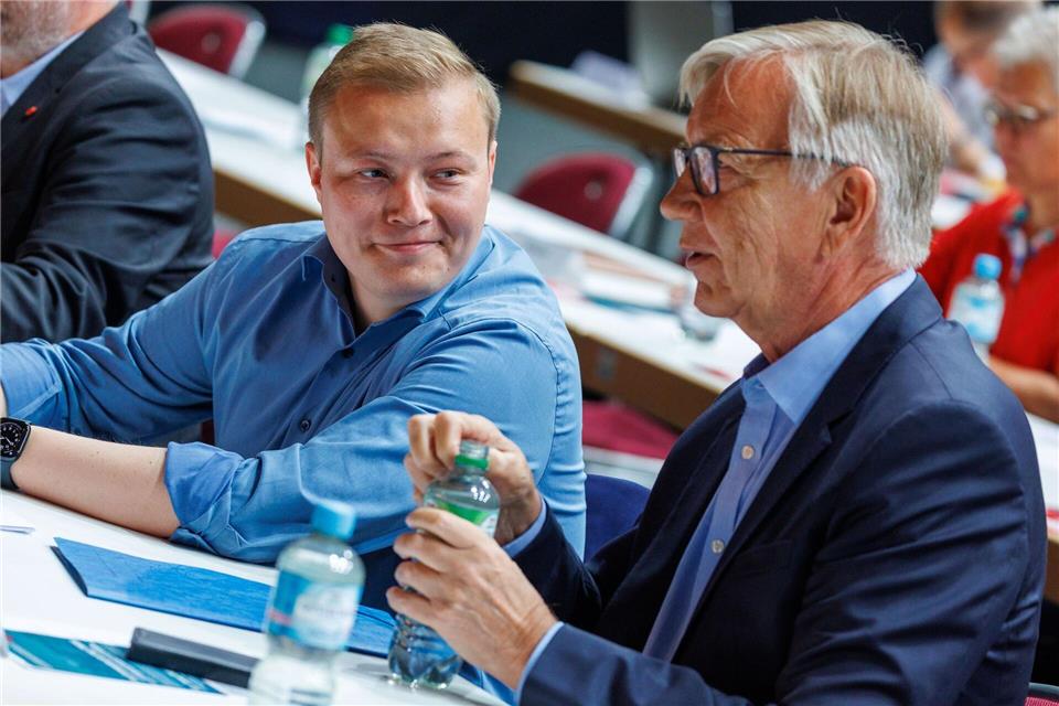 Auch der Bundesabgeordnete Dietmar Bartsch (r) war beim Landesparteitag vor Ort.Jens Büttner/dpa