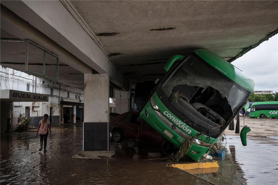 Auch der Busbahnhof der Stadt Poza Rica im Bundesstaat Veracruz stand unter Wasser.Felix Marquez/AP/dpa