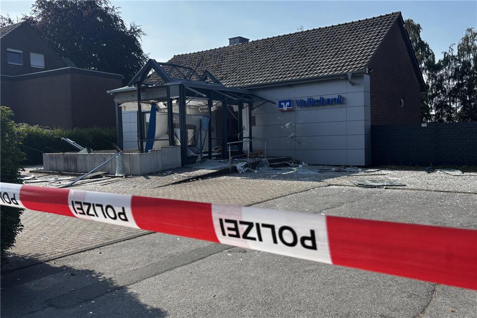 Auch der Eingangsbereich des Gebäudes wurde stark beschädigt.