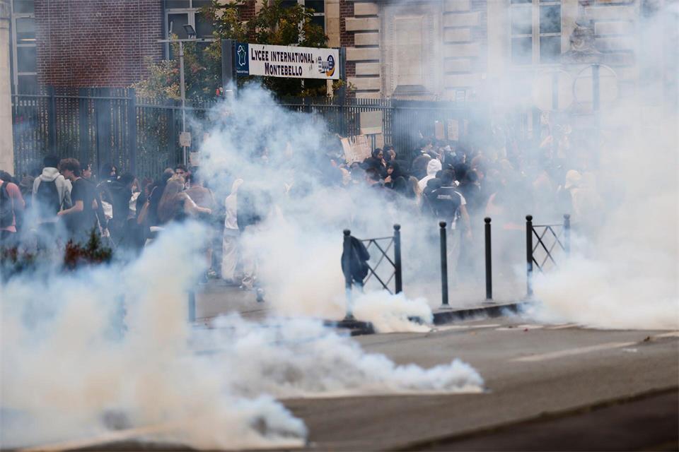 Auch der Einsatz der Polizei bei den Protesten an französischen Schulen steht in der Kritik, es war die Rede von Fällen von Polizeigewalt.Jean-Francois Badias/AP/dpa