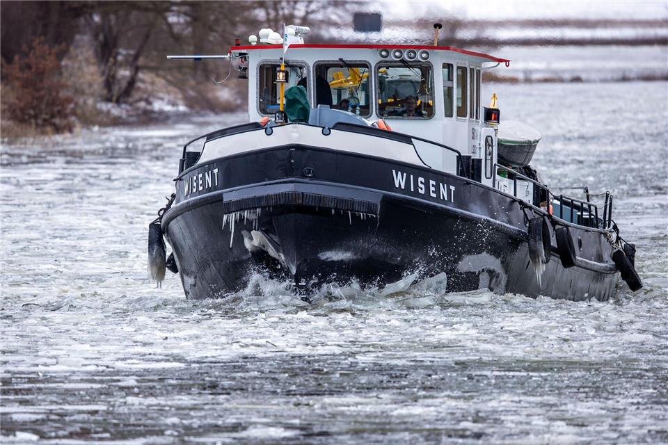 Auch der Eisbrecher „Wisent“ ist auf der Elbe im Einsatz. (Archivbild)Jens Büttner/dpa-Zentralbild/dpa