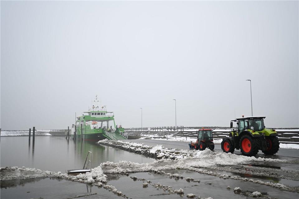 Auch der Fährverkehr zur Insel Spiekeroog soll am Freitag eingestellt werden.  Lars Penning/dpa