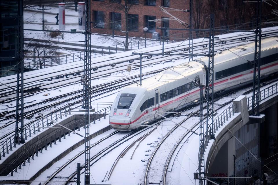 Auch der Fernverkehr könnte vom Wetter-Chaos betroffen sein.Bernd von Jutrczenka/dpa