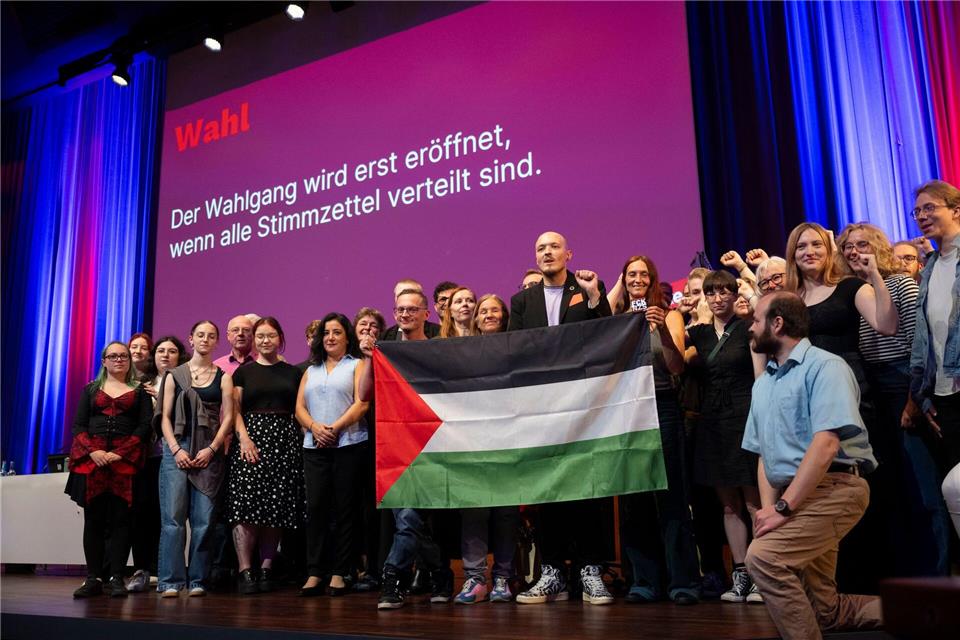 Linke zieht mit Spitzentrio in Landtagswahl im Südwesten Auch der Gaza-Krieg war ein Thema bei der Linken-Wahlversammlung. Marijan Murat/dpa