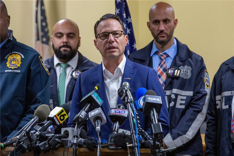 Drei Polizisten in USA durch Schüsse getötet Auch der Gouverneur von Pennsylvania Josh Shapiro äußert sich zu dem Vorfall. (Archivbild)Ted Shaffrey/AP/dpa