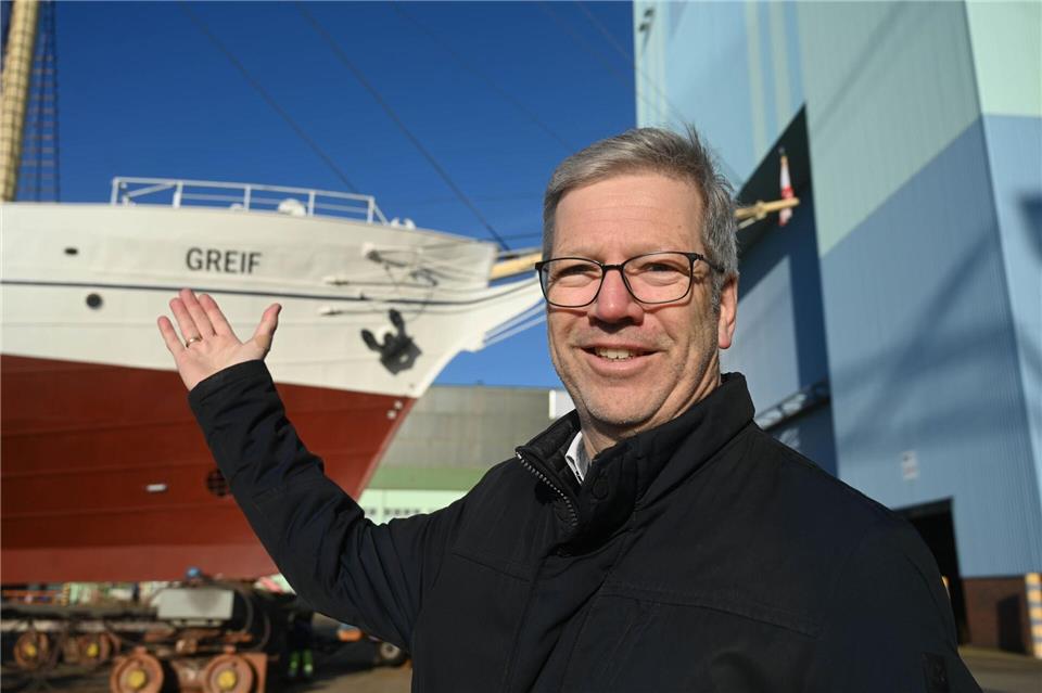 Auch der Greifswalder Oberbürgermeister Stefan Fassbinder (Grüne) war bei der Verlegung des Schiffes dabei.Stefan Sauer/dpa