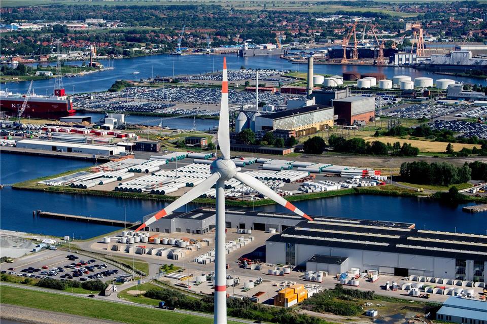 Niedersachsen will Seehäfen ausbauen Auch der Hafen in Emden spielt eine Rolle in den Ausbauplänen der Landesregierung. (Archivbild)Hauke-Christian Dittrich/dpa