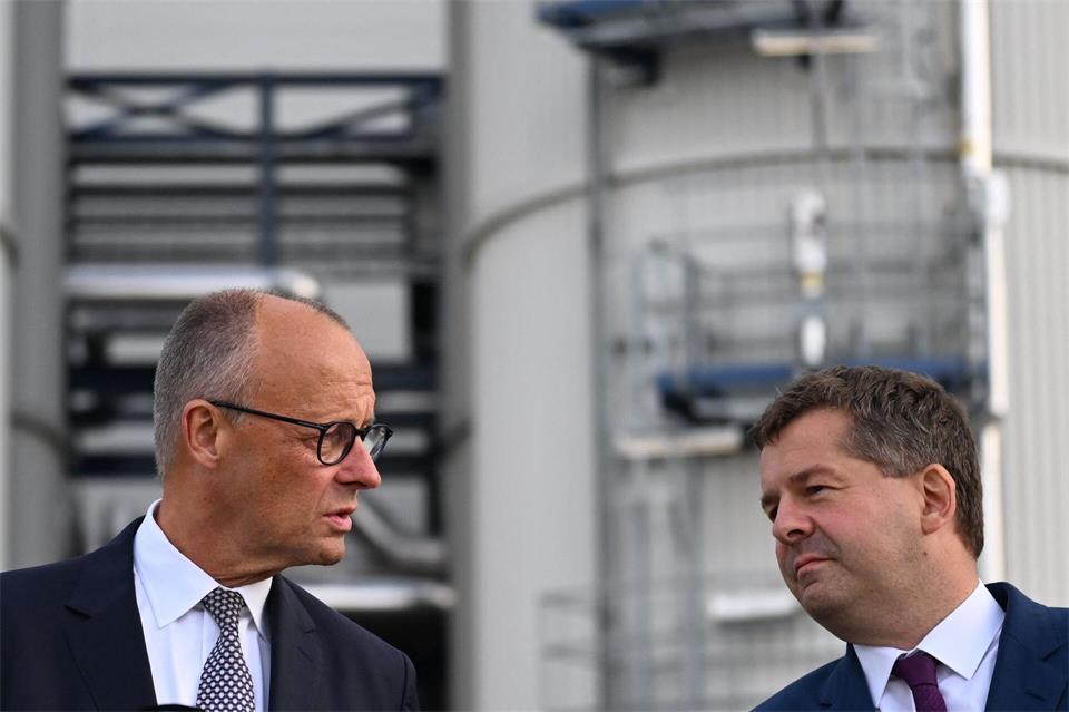 Auch der Kanzler hat in diesem Wahlkampf zweimal bei Sven Schulze (rechts) vorbeigeschaut. Hendrik Schmidt/dpa