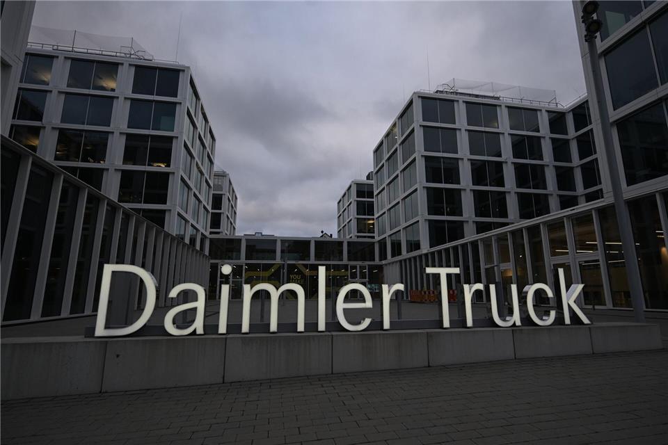 Auch der Nutzfahrzeughersteller Daimler Truck, der ein großes Werk in Wörth hat, ist Teil des Netzwerks. (Archivbild)Bernd Weißbrod/dpa