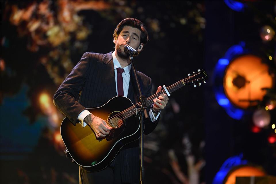 Auch der Pop-Sänger Alvaro Soler rief bei der 31. José Carreras Gala in Leipzig zum Spenden auf.Hendrik Schmidt/dpa