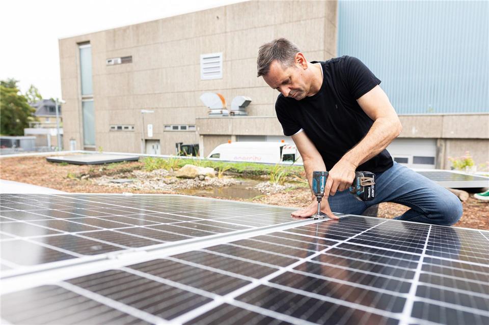 Auch der Regierungschef packt an: Olaf Lies montierte bei einem Arbeitseinsatz als Wirtschaftsminister ein Solarmodul auf einem Dach. (Archivbild)Michael Matthey/dpa
