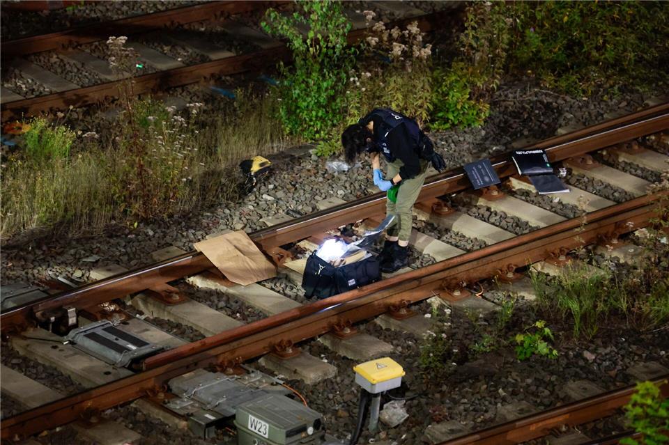 Auch der Staatsschutz soll den Angaben zufolge vor Ort gewesen sein.Thomas Banneyer/dpa