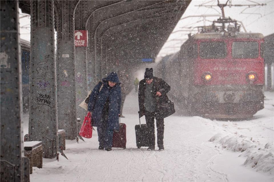 Auch der Südosten Europas hatte mit massiven Problemen durch den Schneefall zu kämpfen.Vadim Ghirda/AP/dpa