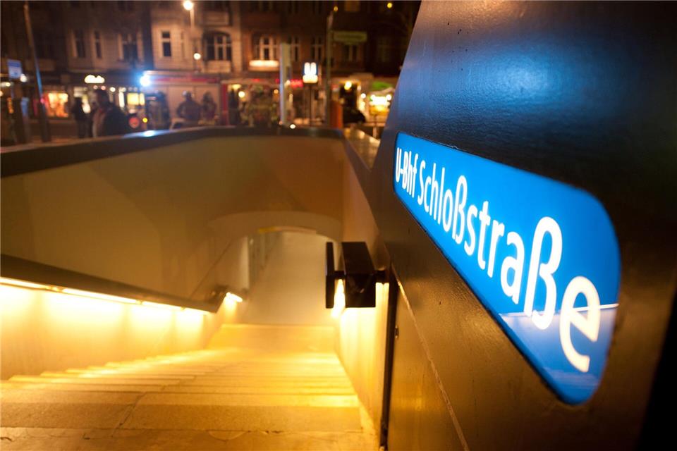 Auch der U-Bahnhof Schloßstraße wird wieder regulär angefahren. (Symbolbild)Jörg Carstensen/dpa