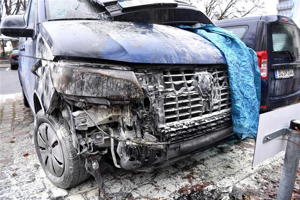 Auch der dritte Kältebus der Berliner Stadtmission ist durch einen Brand schwer beschädigt worden. Paul Zinken/dpa