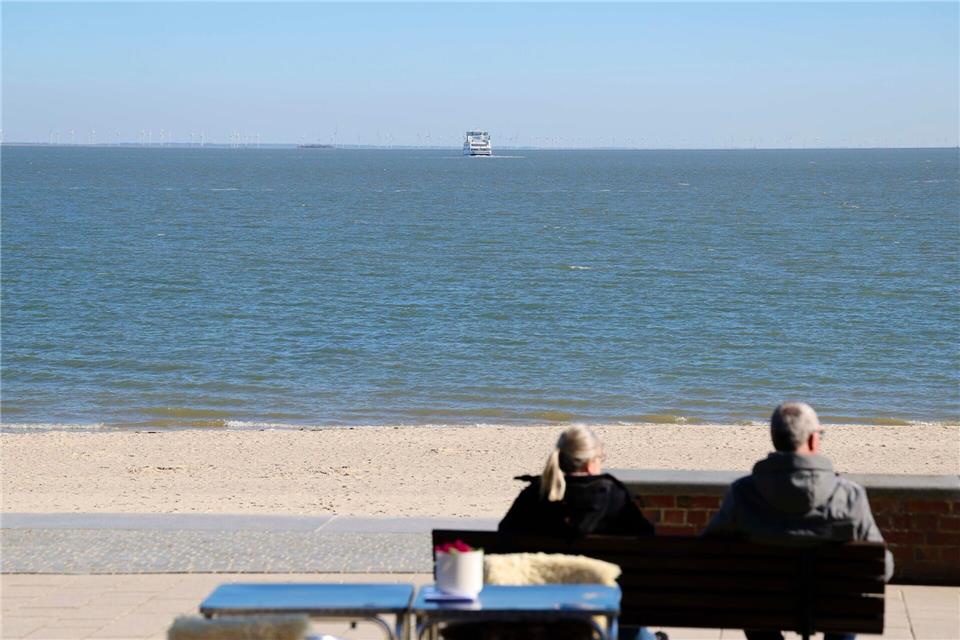 Auch der erste Kaffee mit Blick auf das Meer kann schon im Freien getrunken werden. Frank Molter/dpa