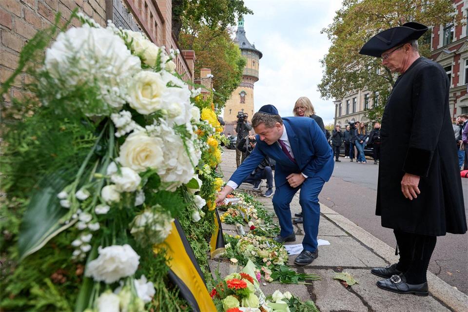 Auch der geschäftsführende Ministerpräsident Sven Schulze (CDU) war unter den Teilnehmenden des Gedenkens an das Halle-Attentat vor sieben Jahren. Hendrik Schmidt/dpa