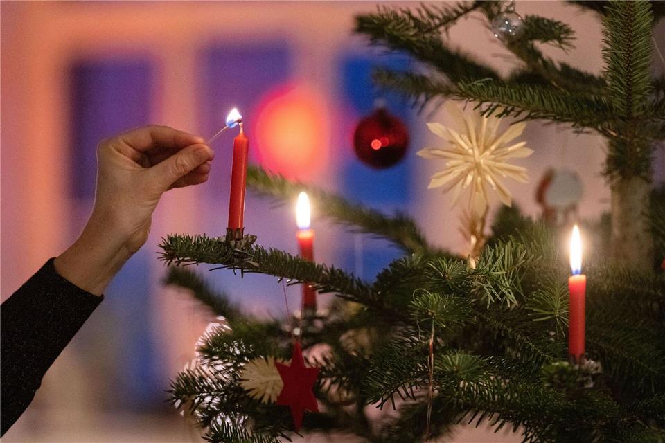 Auch der geschmückte Christbaum sollte regelmäßig mit Wasser versorgt werden. (Archivbild)Marijan Murat/dpa