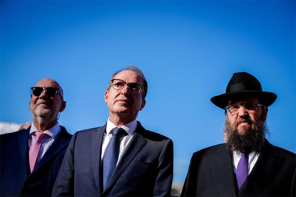 Auch der israelische Botschafter in Deutschland, Ron Prosor, erinnerte an die Opfer des 7. Oktober. Kay Nietfeld/dpa