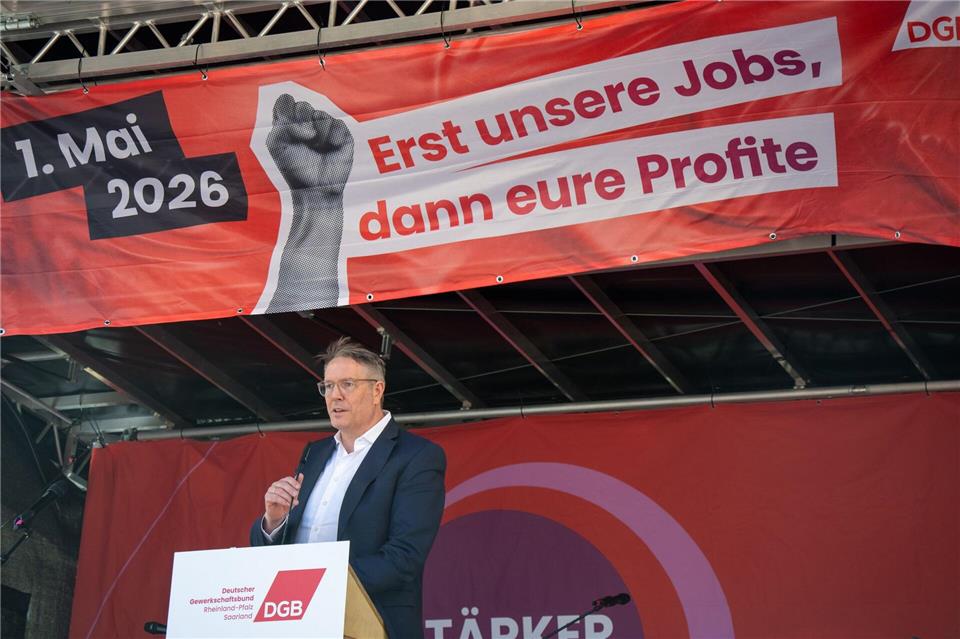 Auch der rheinland-pfälzische Noch-Ministerpräsident Alexander Schweitzer (SPD) sprach bei der Demo in Trier. Harald Tittel/dpa
