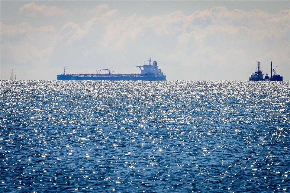 Auch der seit über einem Jahr vor der Insel Rügen liegende Öltanker „Eventin“ wird zur russischen Schattenflotte gezählt.Jens Büttner/dpa