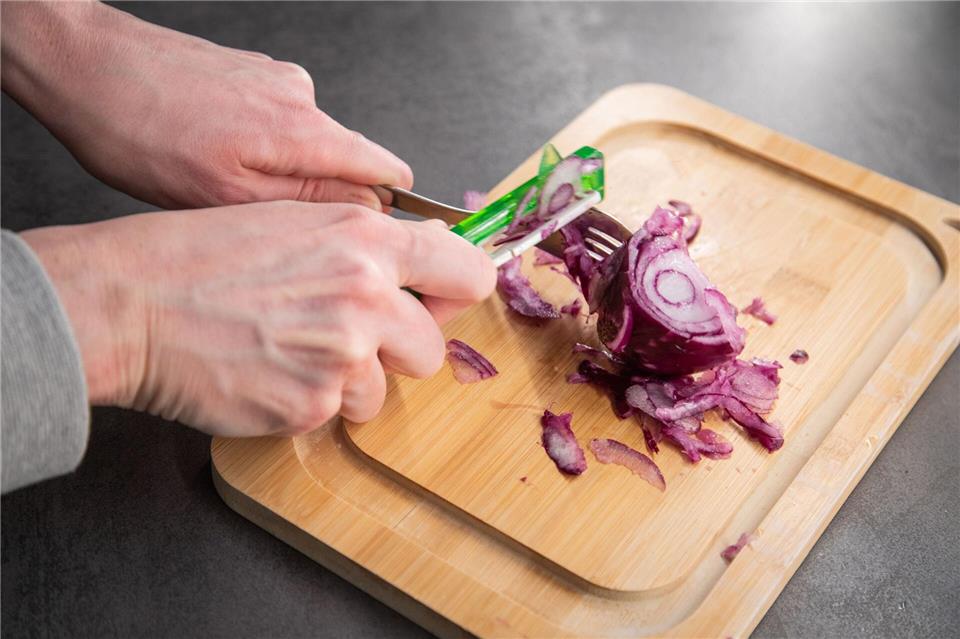 Auch der zweite Versuch mit einem anderen Schäler scheitert.Christin Klose/dpa-tmn