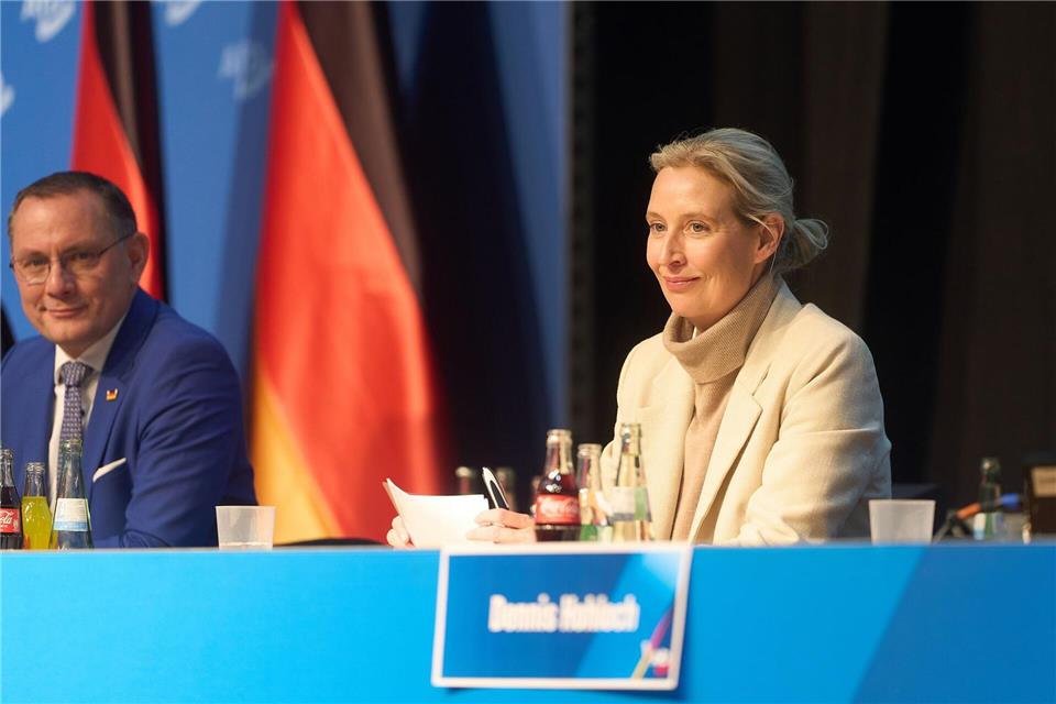 Auch die AfD-Bundesvorsitzenden Weidel und Chrupalla trafen mit Verspätung ein. Thomas Frey/dpa