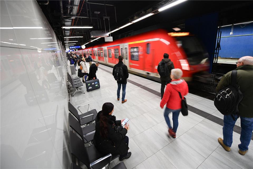 Auch die Anbindung des Frankfurter Flughafens ist von den Einschränkungen betroffen. (Symbolfoto)Arne Dedert/dpa