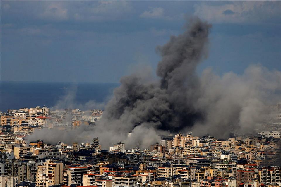 Auch die Angriffe zwischen Israel und dem Libanon reißen nicht ab - hier eine Explosion im Süden Beiruts.Marwan Naamani/dpa