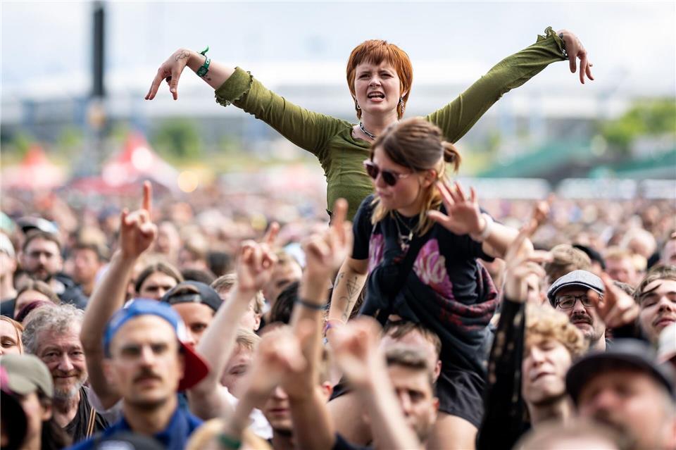 Auch die Anreise der Musikfans und der Ablauf des Open-Airs erfordert viel Logistik. (Archivbild)Daniel Karmann/dpa
