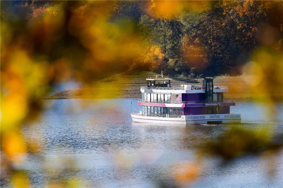 Sonne und milde Temperaturen in NRW Auch die Ausflugsschiffe waren auf dem Hennesee unterwegs.Thomas Banneyer/dpa