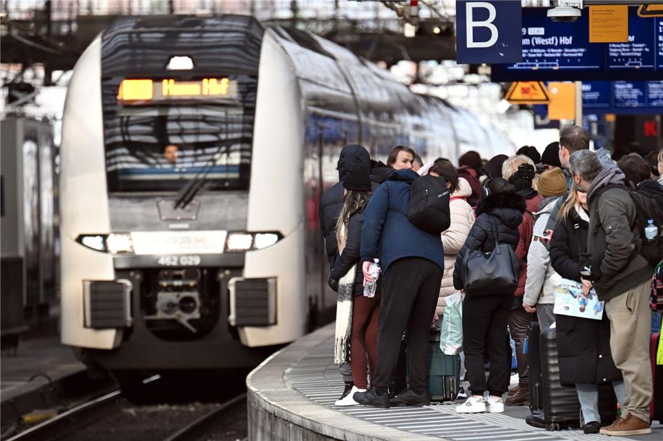 Auch die Bahn rechnet mit mehr Reisenden zu Weihnachte. Federico Gambarini/dpa