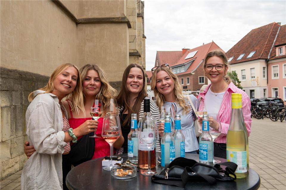 Auch die Borkener WineTime kehrt am Samstag noch einmal auf den Kirchplatz zurück.