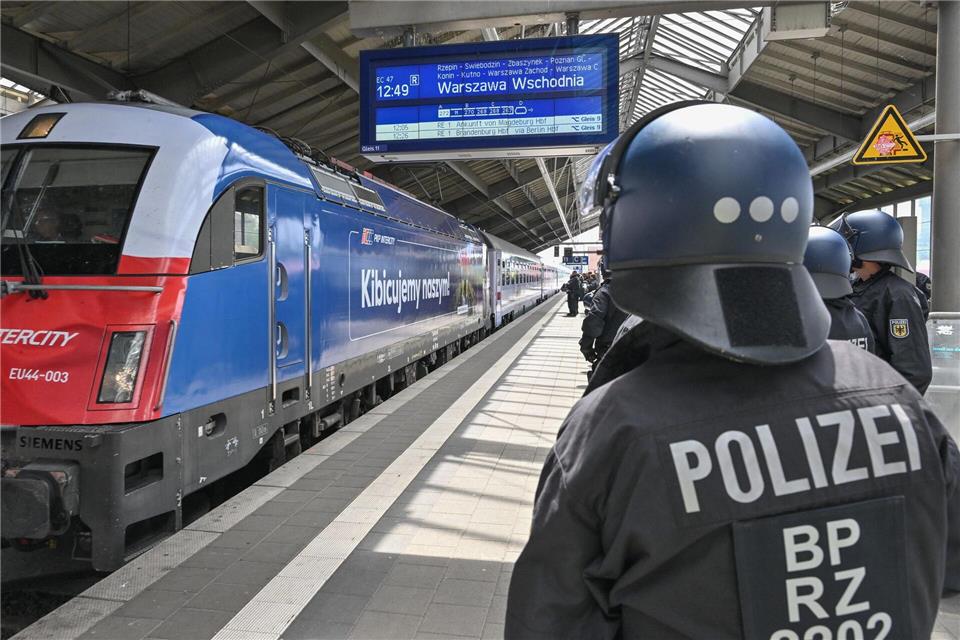Auch die Bundespolizisten hatten während der Fußball-EM im Sommer alle Hände voll zu tun.Patrick Pleul/dpa
