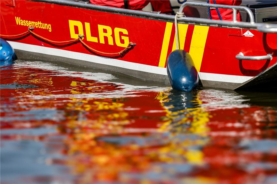 Auch die DLRG war vor Ort im Einsatz. (Symbolbild)Christoph Reichwein/dpa