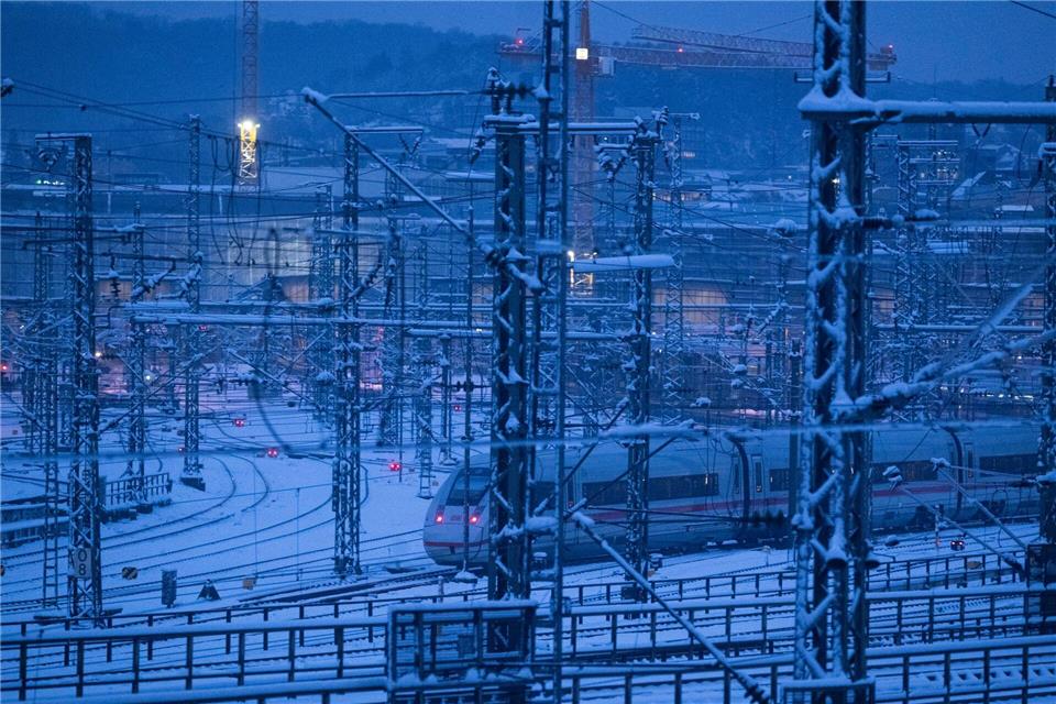 Auch die Deutsche Bahn meldete nach dem Schneetreiben keine größeren Ausfälle im Fernverkehr.Marijan Murat/dpa