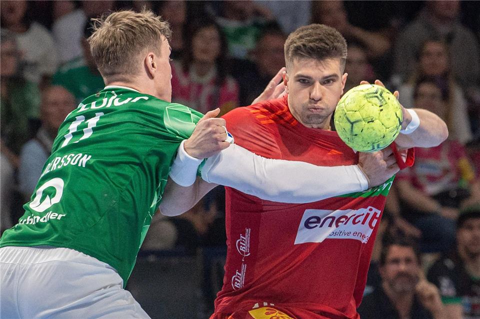 Auch die Durchsetzungskraft von DHB-Star Renārs Uščins (rechts) in Reihen des TSV Hannover-Burgdorf wird am 24. und 25. Juli in Borken zu bewundern sein. Uščins wurde im Februar als Deutschlands Handballer des Jahres 2024 ausgezeichnet und im März als U23-Welthandballer des Jahres.