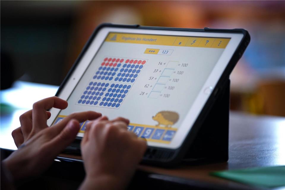 Auch die Eltern sind bei der Entwicklung der Matheleistung wichtig. (Archivbild) Soeren Stache/dpa