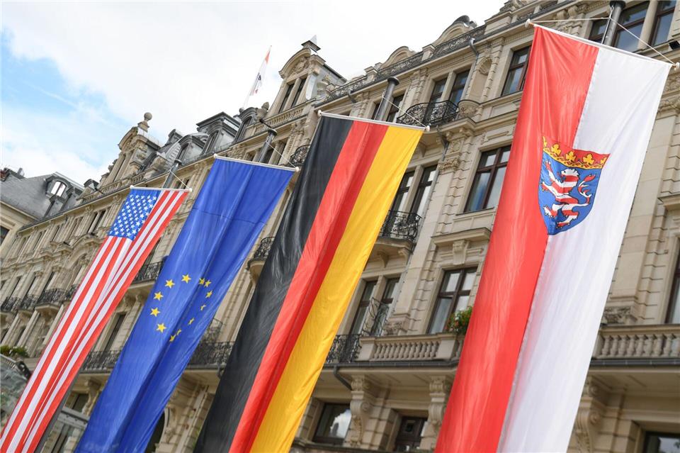 Auch die Fahne der USA hat schon vor Hessens Staatskanzlei in Wiesbaden geweht - Regierungschef Boris Rhein (CDU) spricht von einer engen Beziehung zu der Weltmacht. (Symbolbild)Arne Dedert/dpa
