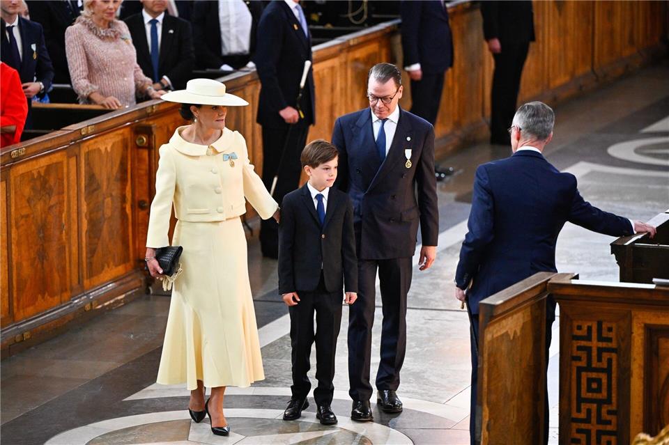 Auch die Familie von Kronprinzessin Victoria (links) kam zum Gottesdienst. Nur Tochter Estelle fehlte - sie ist gerade auf einer Sprachreise.Christine Olsson/TT News Agency/AP/dpa