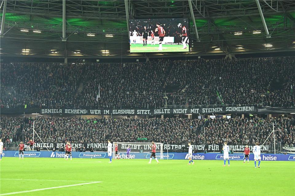 Auch die Fans von Hannover gaben ein Statement ab. Ihr Banner richtete sich an Niedersachsens Innenministerin Daniela Behrens (SPD).Swen Pförtner/dpa