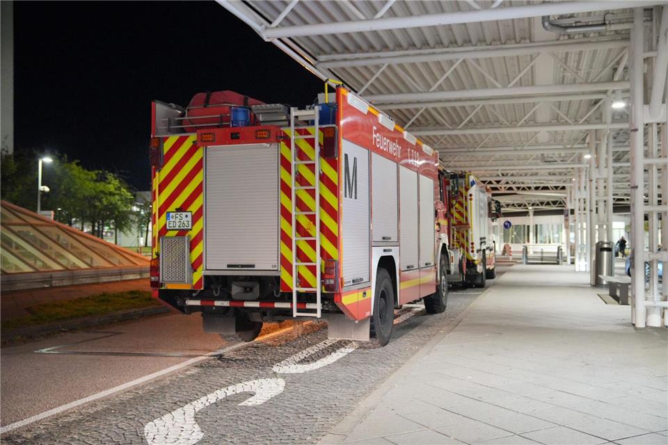 Auch die Feuerwehr ist am Flughafen im Einsatz.Enrique Kaczor/onw-images/dpa
