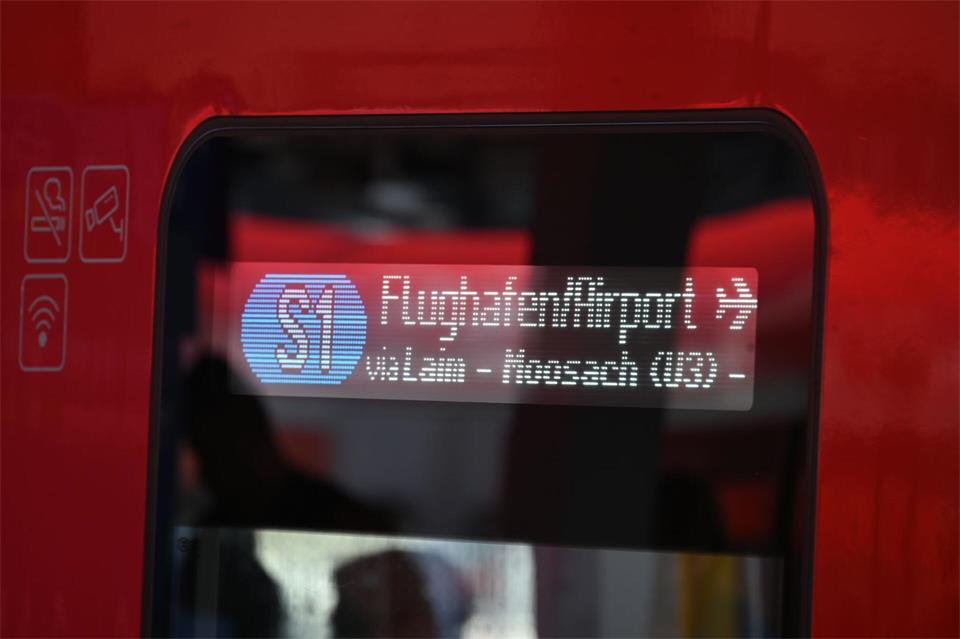 Auch die Flughafenlinien sind im Herbst von Sperrungen betroffen. (Symbolbild)Florian Diettrich/dpa