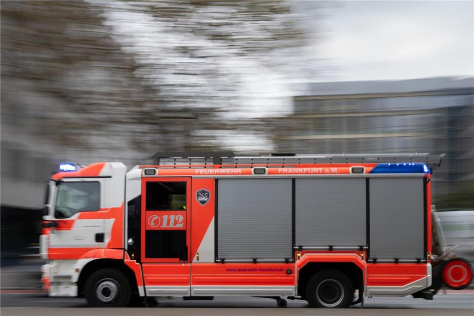 Auch die Frankfurter Feuerwehr war wegen des Gebäudeschadens im Einsatz. (Symbolbild)Boris Roessler/dpa