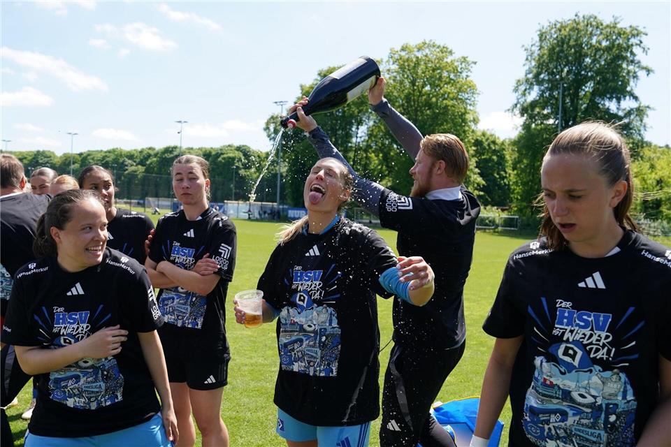 Auch die HSV-Fußballerinnen feiern mit.Marcus Brandt/dpa